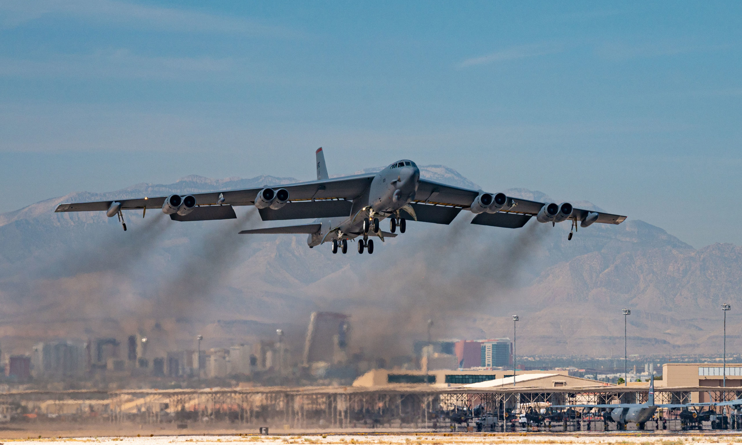 Boeing и Rolls-Royce испытали модель ядерного бомбардировщика B-52 Stratofortress с новыми двигателями F130