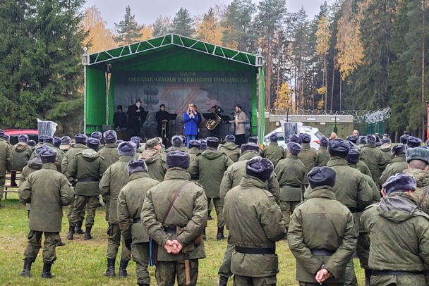 Провожают стихами и песнями. В Ленобласти проходят концерты для мобилизованных