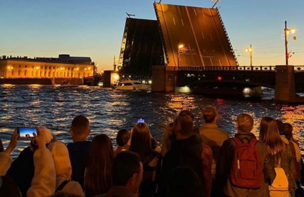 Петербуржцы массово выходят смотреть на развод мостов