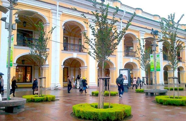 Старейший торговый центр Петербурга вновь принимает покупателей