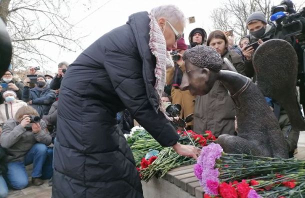 Без Беглова: памятник погибшим медикам в Петербурге открыли официально