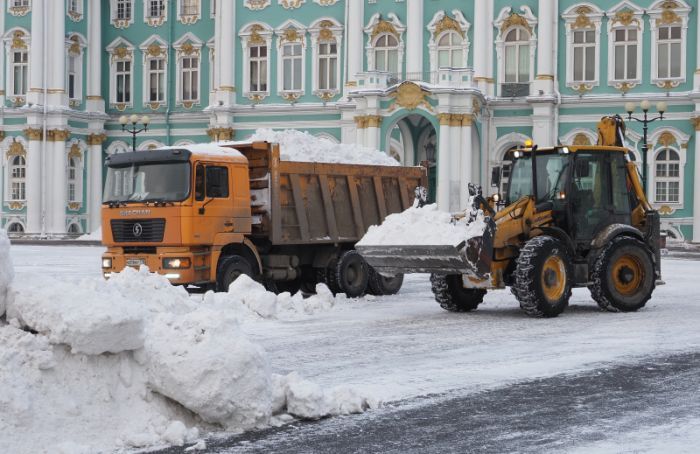 Смольный планирует закупить более тысячи коммунальных машин к зиме