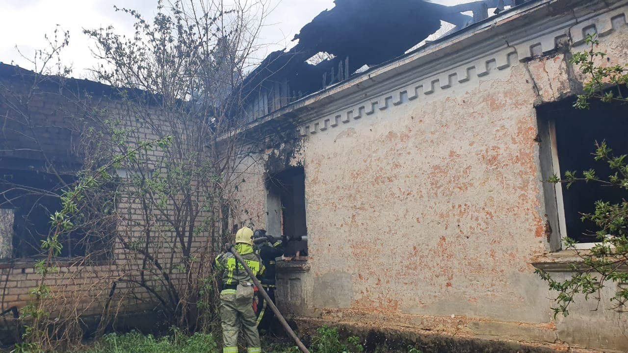 В Ставрополе загорелось заброшенное здание