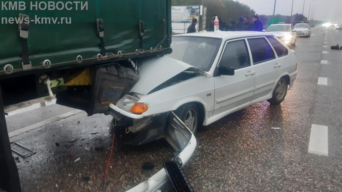 Неопытный водитель влетел в стоящий грузовик под Пятигорском