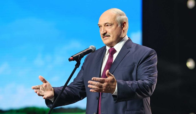 Вышедшего к женщинам Лукашенко растрясли и заласкали