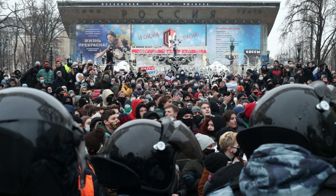 Участники незаконного митинга в Москве пытаются провоцировать полицию