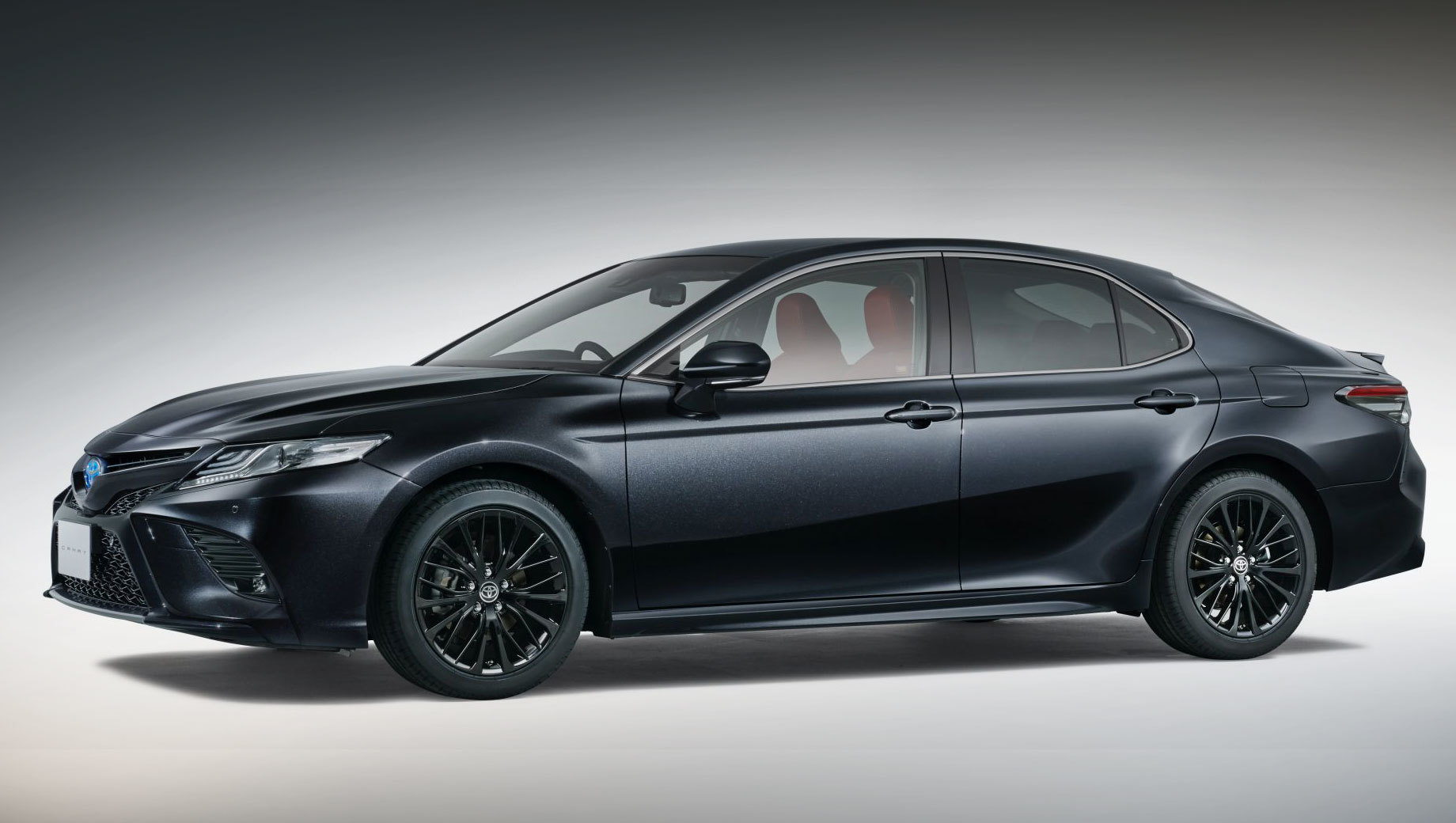 Toyota Camry отметила 40-летие версией WS Black Edition