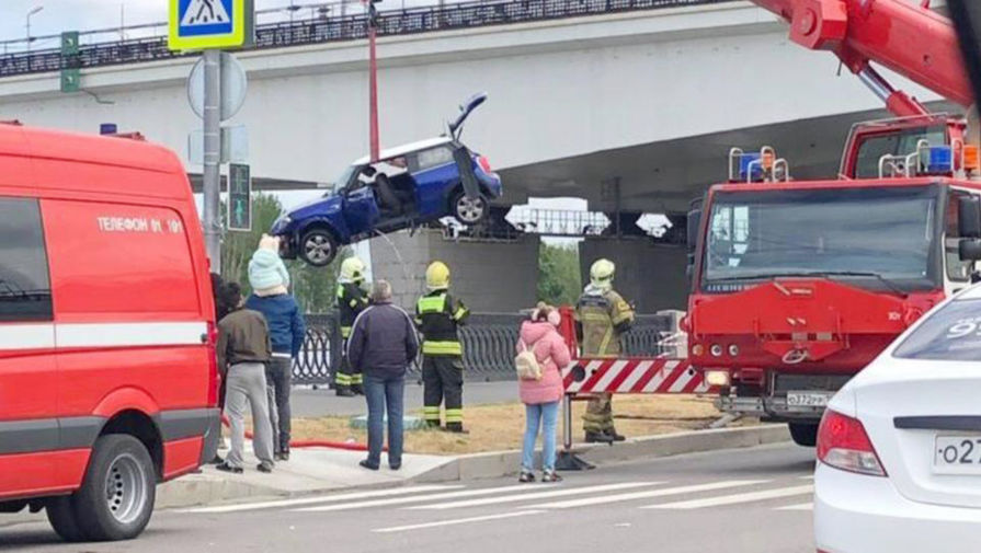 На Нагатинской набережной в Москве автомобиль упал в реку