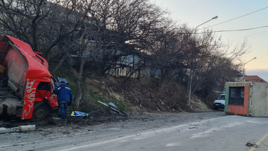 При ДТП в Анапе автомобиль зажало между тягачом и бетонной секцией дома