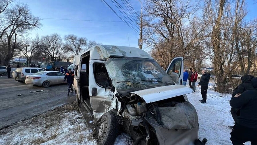 В Волгограде 'КамАЗ' протаранил маршрутку с пассажирами, трое погибли