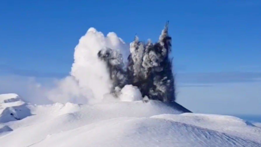 Появилось видео пробуждения вулкана Эбеко на Курилах