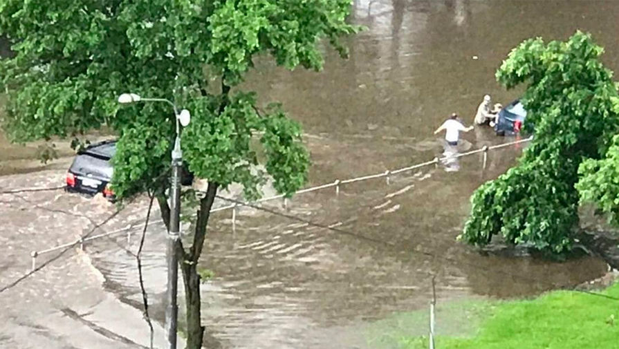 В Москве объявлен 'оранжевый' уровень погодной опасности из-за ливня