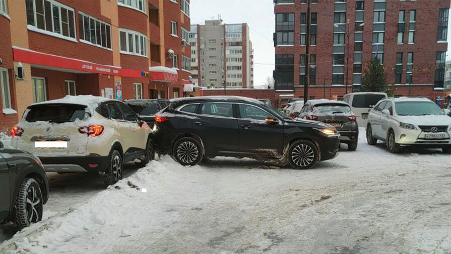 В Кирове внедорожник без водителя сбил женщину и врезался в автомобиль