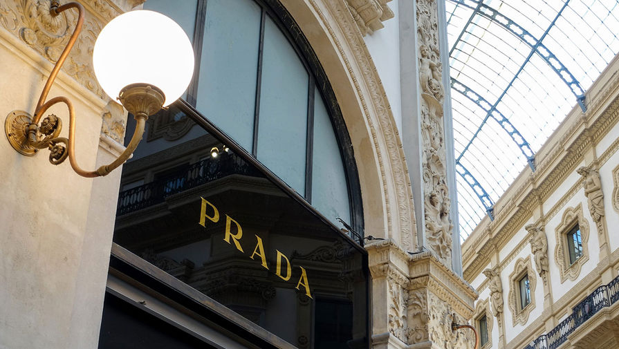 В Prada потребовали с сотрудников справки о вакцинации