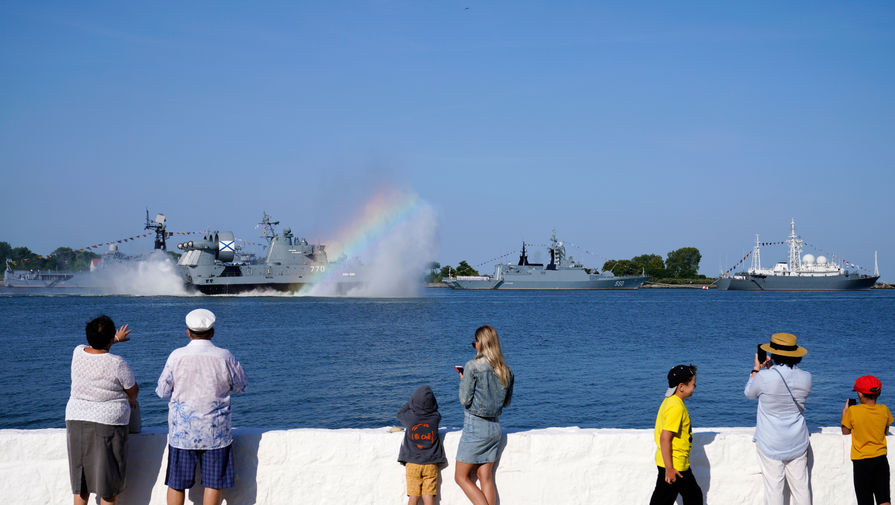 Силы Каспийской флотилии разыграли морской бой с 'противником' в рамках дня ВМФ