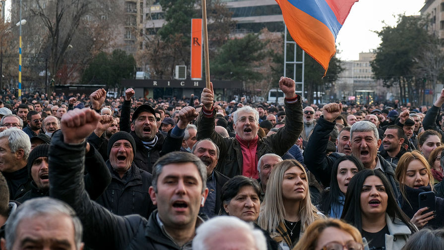 Около двух сотен противников Пашиняна ночуют у парламента в Ереване