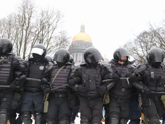 «Причинил вред государственным интересам»: петербуржца, обвиненного в насилии на митинге, отправили в СИЗО