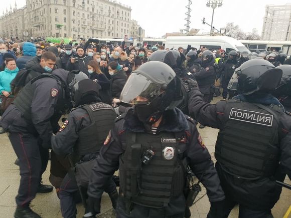 На Страстном бульваре полицию забрасывают петардами