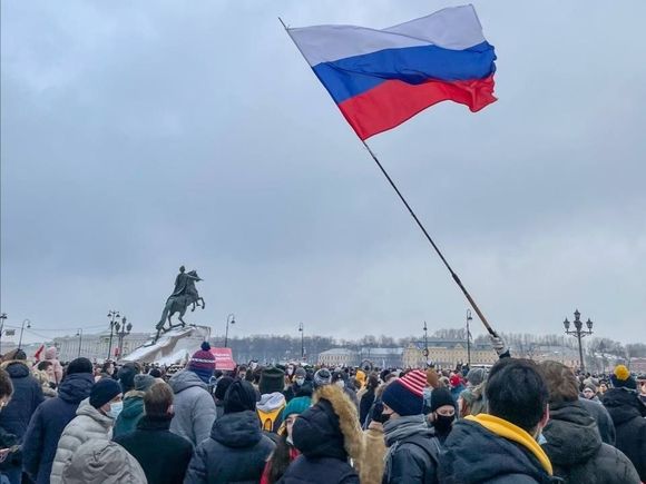 Главу штаба Навального в Петербурге увезли на выходе из изолятора прямо в полицию