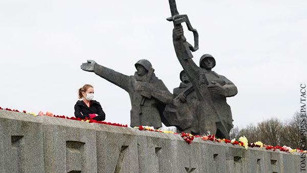 В мире: Как спасти советские монументы в Прибалтике