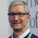 Тим Кук стал миллиардером. Акции Apple продолжают расти