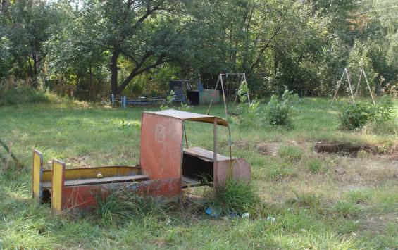 В Курске снесли несколько детских площадок