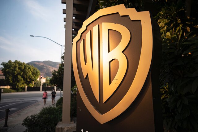 Warner Bros. пошла на отчаянный шаг — ее блокбастеры выйдут сразу в кино и онлайн (включая «Дюну» и «Матрицу 4»). Кристофер Нолан в гневе, а от Галь Гадот пришлось откупиться десятью миллионами