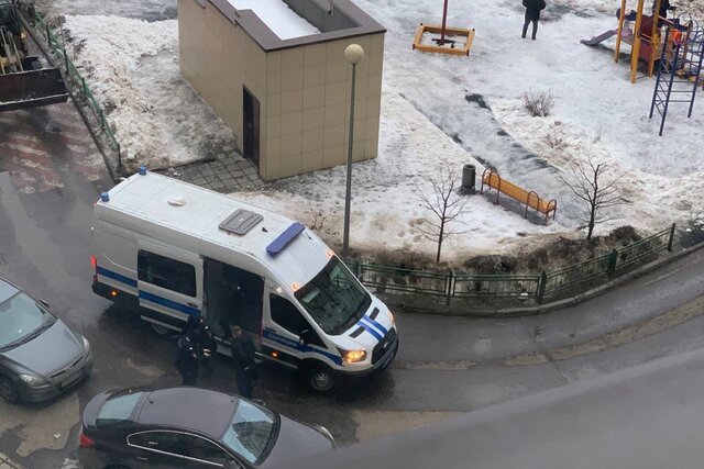 В Москве устроили обыски по делу о нарушении санитарно-эпидемиологических норм. Полиция пришла в квартиры Навального и его жены — а также в студию «Навальный Live». Материал обновляется