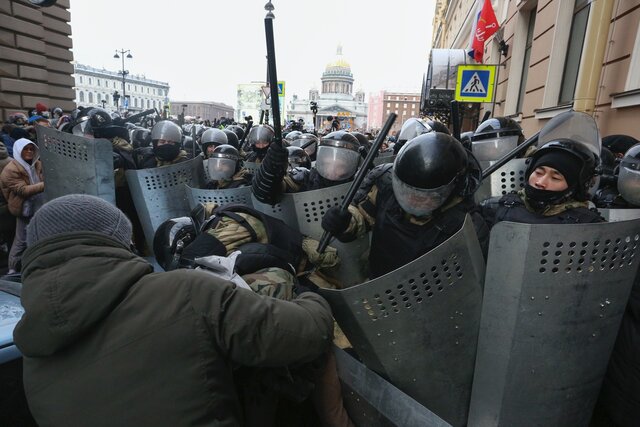 Зачем вы нас бьете? Мы хотим, чтобы в России стало лучше. В Петербурге полицейские запугивали протестующих табельным оружием — и задержали даже Оксимирона. Репортаж «Медузы»