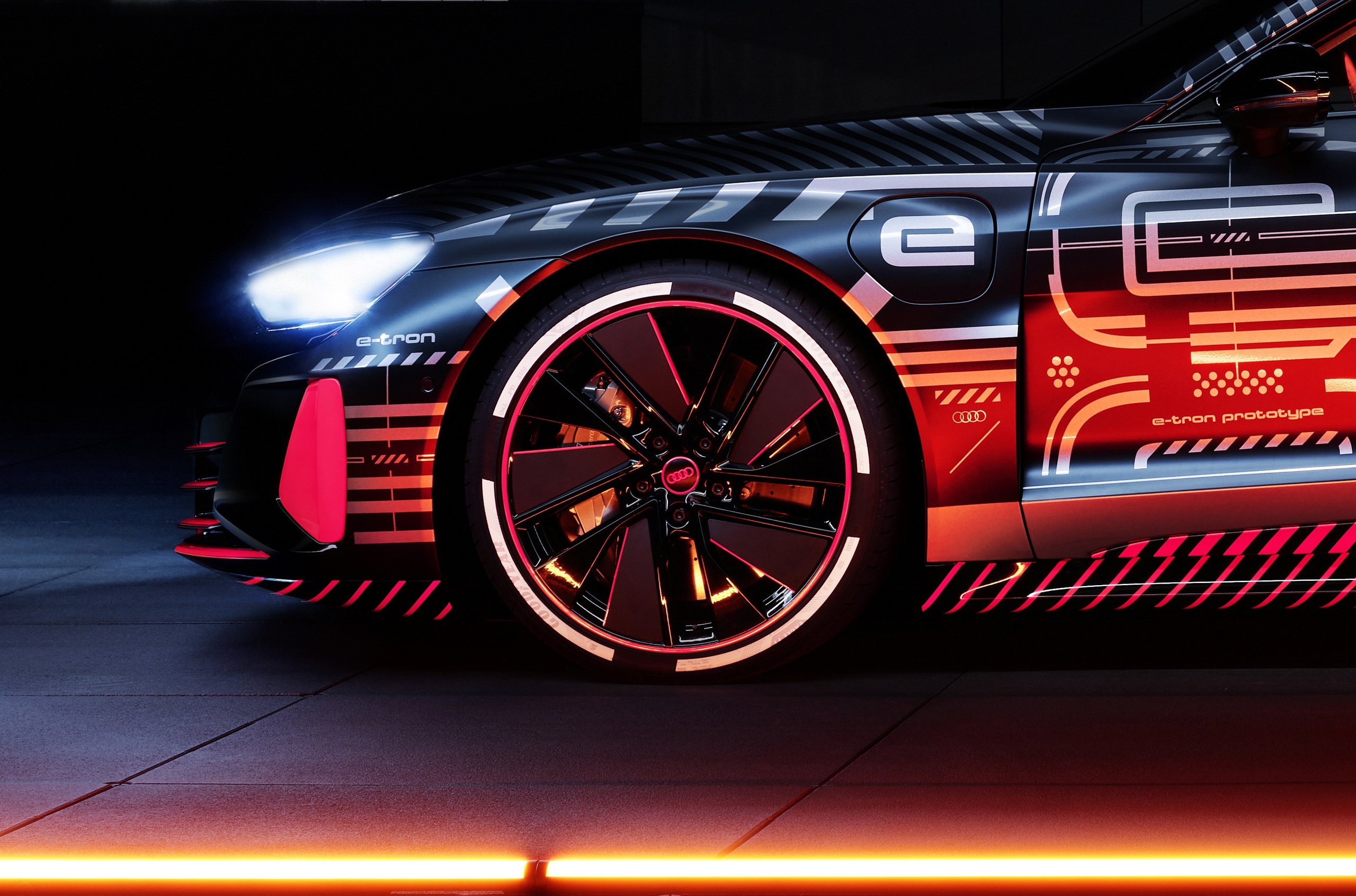 Электрический седан Audi e-tron GT будут собирать вместе с R8