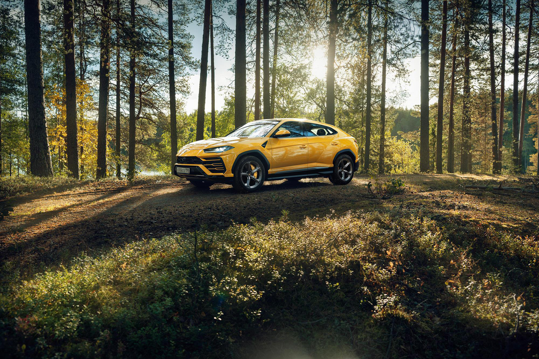 Посмотрите, как Lamborghini Urus отрывается на треке и бездорожье