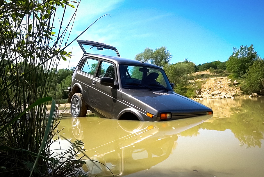 Видео: британские блогеры утопили новую Lada Niva во время тест-драйва