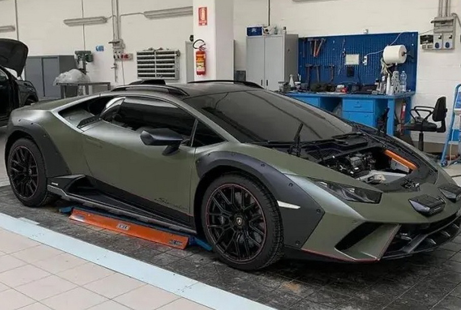 Внедорожный суперкар Lamborghini рассекретили до дебюта