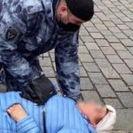 В центре Москвы росгвардейцы помогли пожилой женщине, которую сбил электросамокат