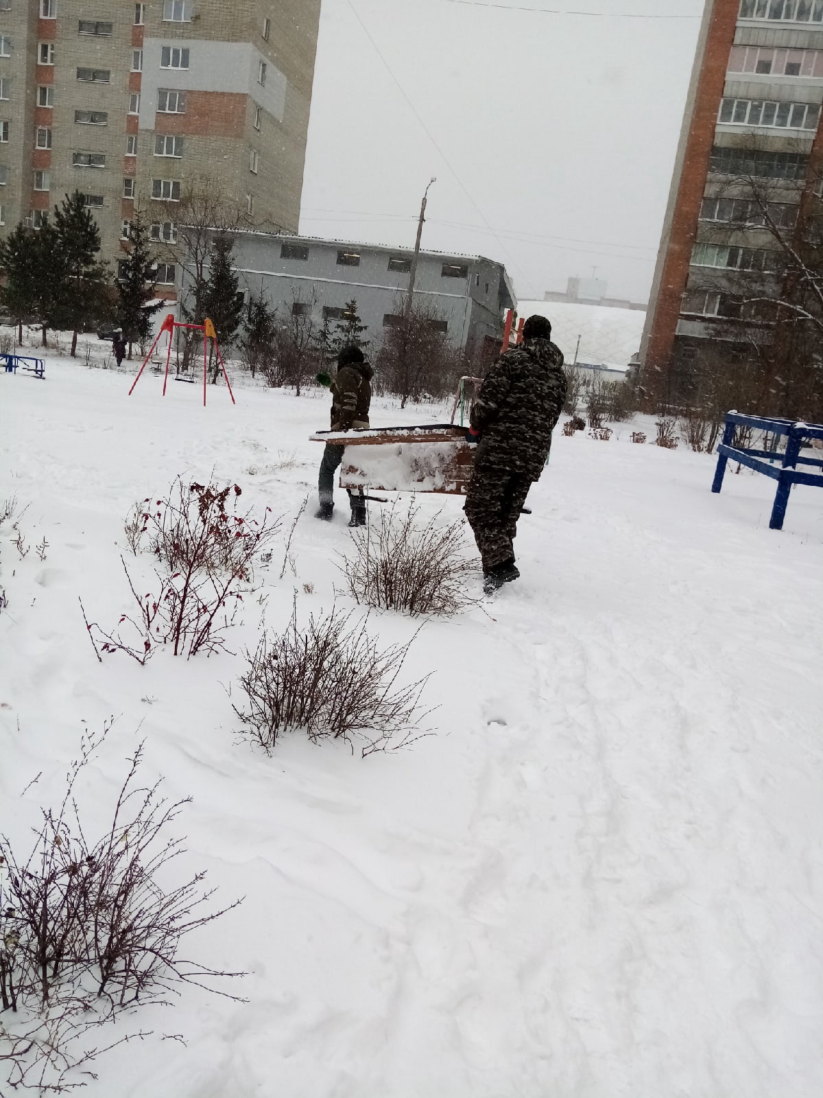 В Пензе на ГПЗ вынесли лавочки со столиками