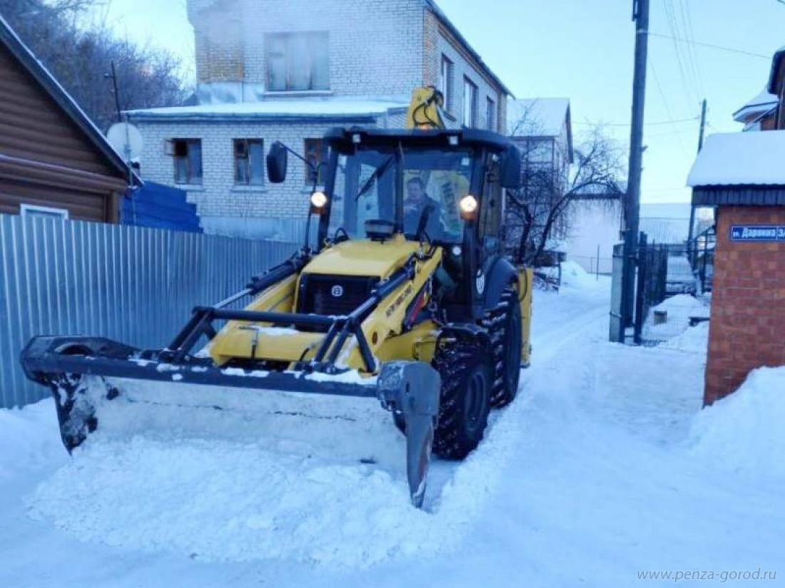 В Пензе тротуары и проезжую часть продолжают обрабатывать песко-соляной смесью