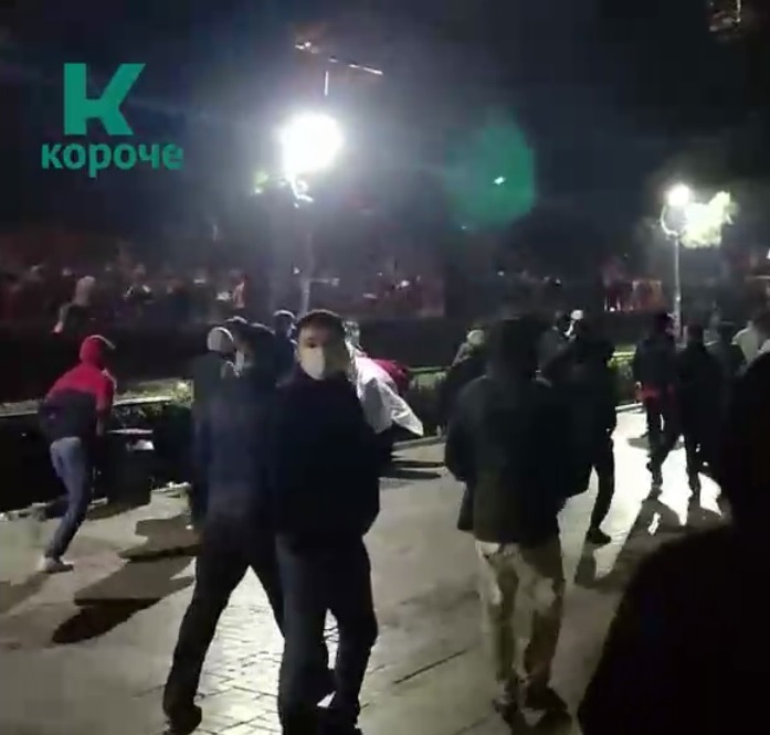 Митингующие захватили Белый дом в столице Киргизии