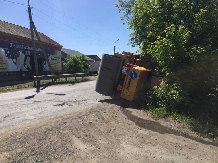 В курганском городе перевернулся асфальтоукладчик. ФОТО