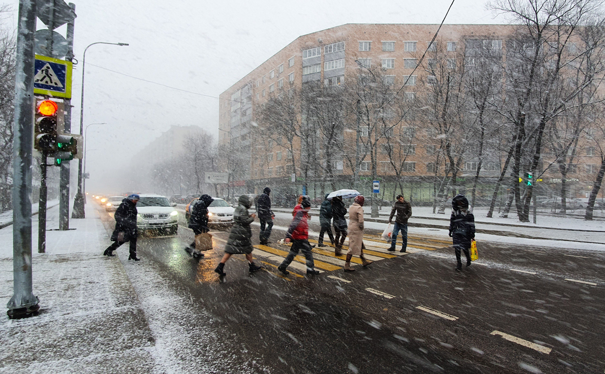 МЧС предупредило о гололедице и метели в Москве