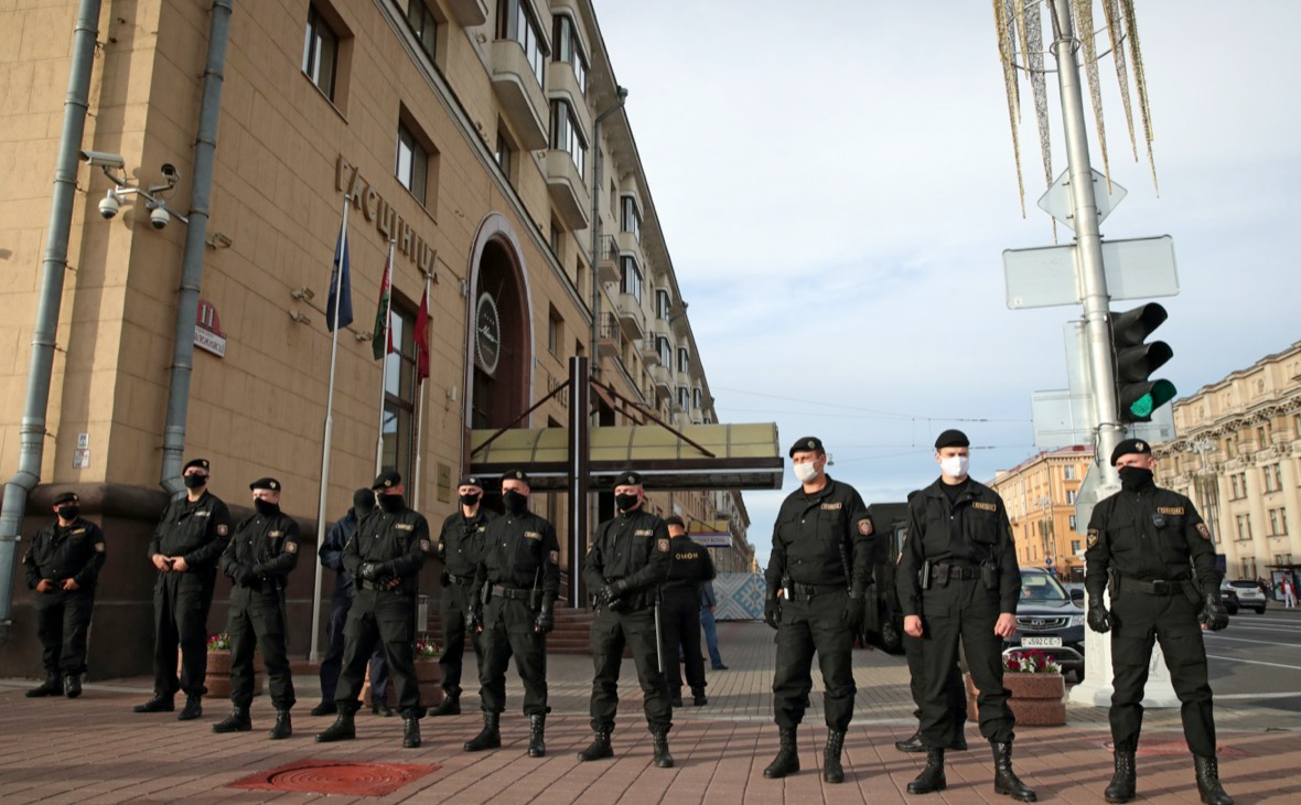 В Минске ОМОН перекрыл тротуары на проспекте Независимости