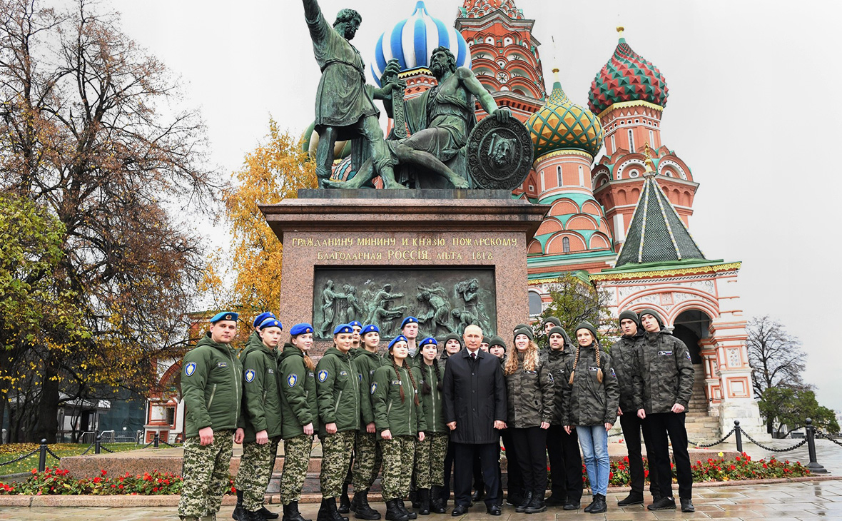 Путин возложил цветы к памятнику Минину и Пожарскому