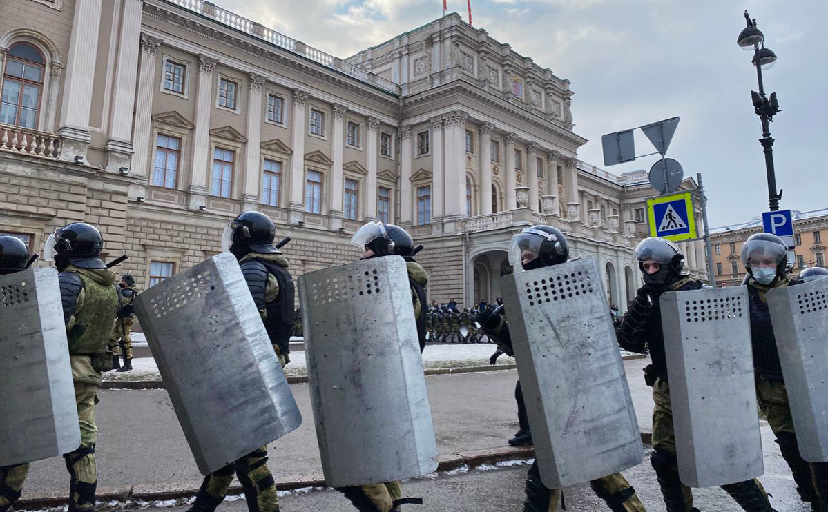 В Петербурге полицейский достал оружие на акции протеста