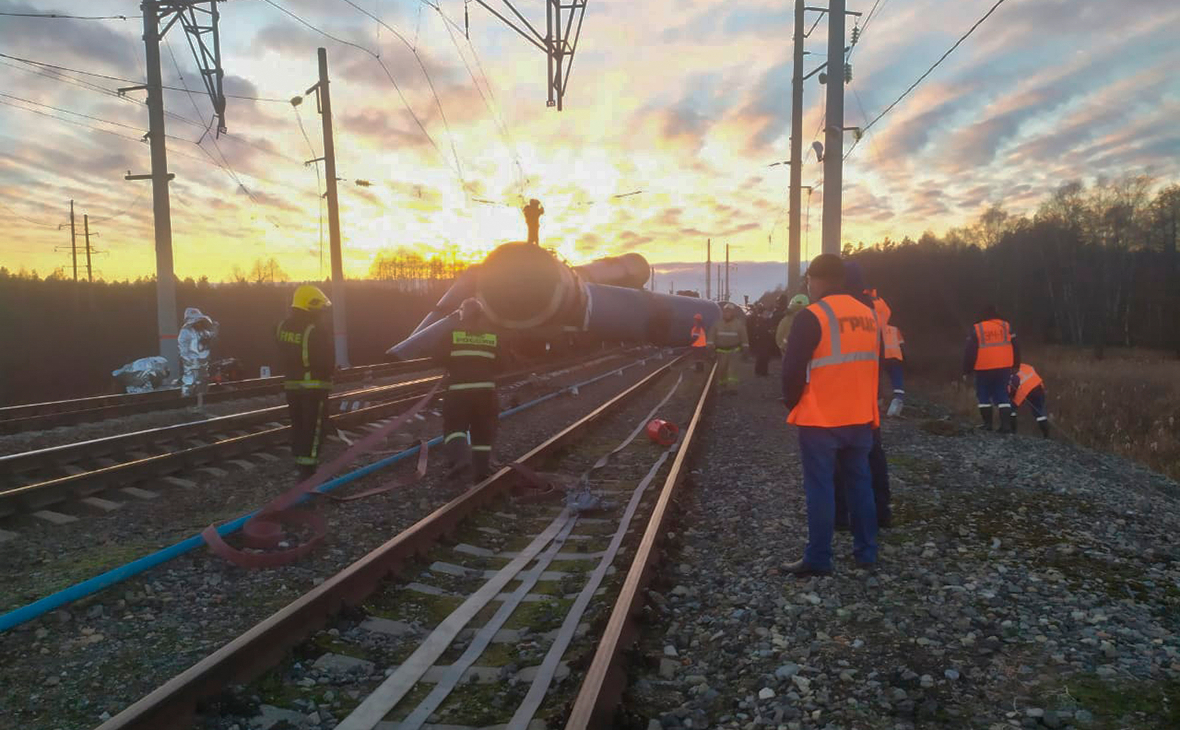 Во Владимирской области объявили ЧС после крушения поезда с мазутом