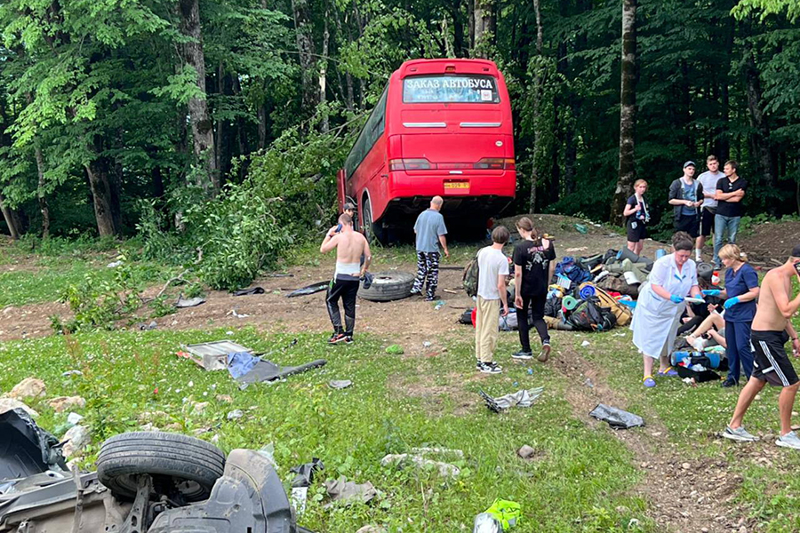 В ДТП с туристическим автобусом на Кубани пострадали 13 человек