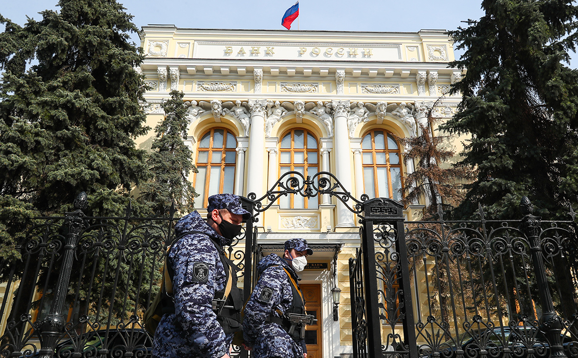 ЦБ отложил штрафы для банков из-за подключения к системе платежей