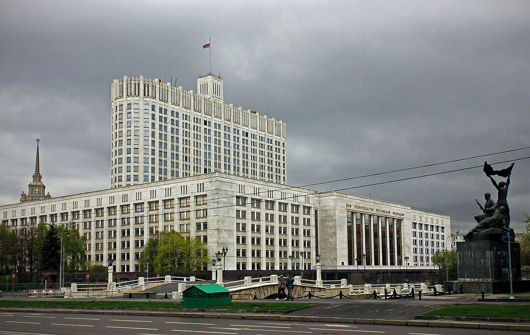 Белый дом спасут от разрушения за 5 млрд рублей. Чиновников заливает водой