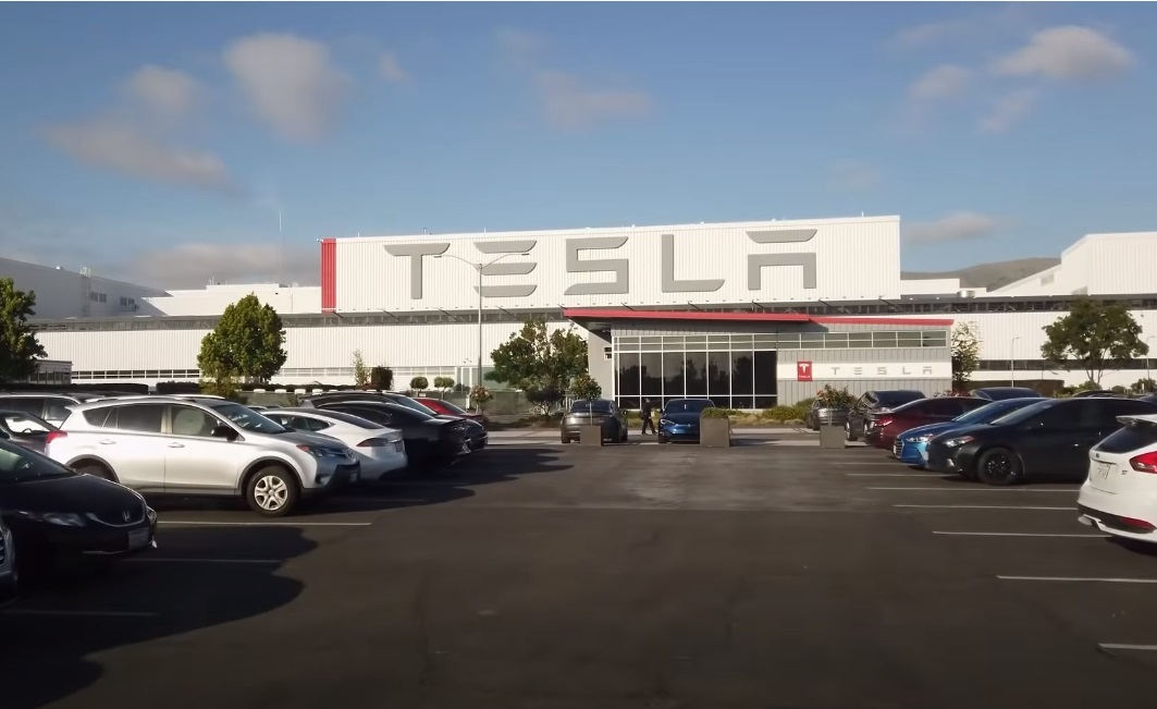 Tesla отказалась расширять производство в Китае из-за торговой войны с США