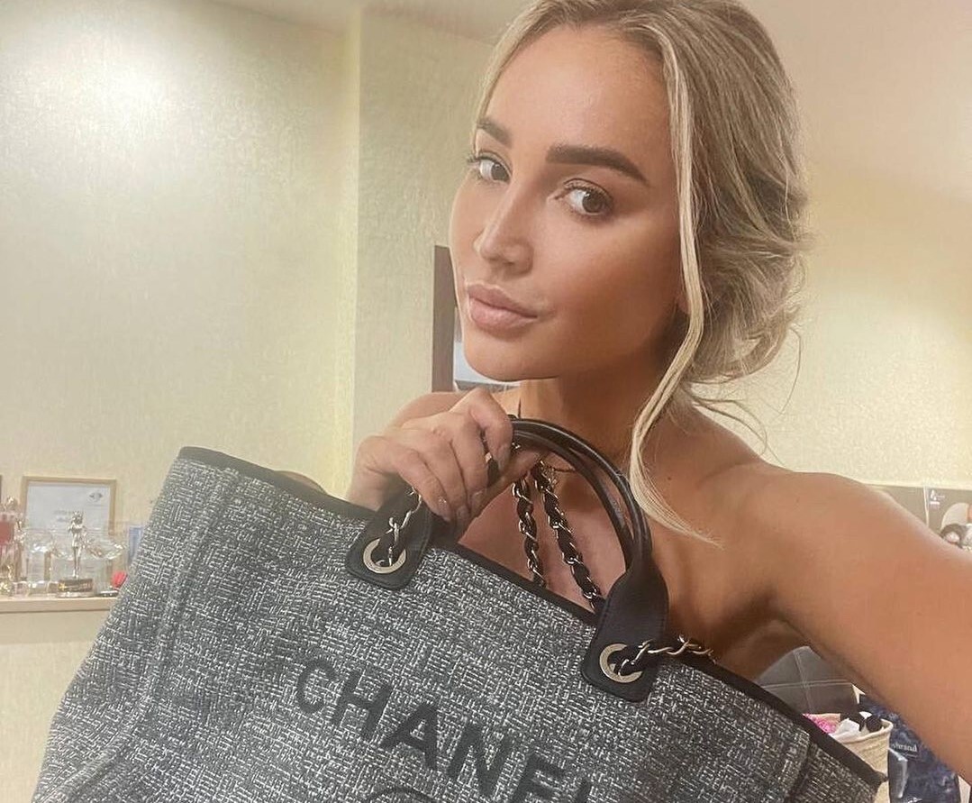 Бузова потребовала от Chanel вернуть деньги за брендовые сумки