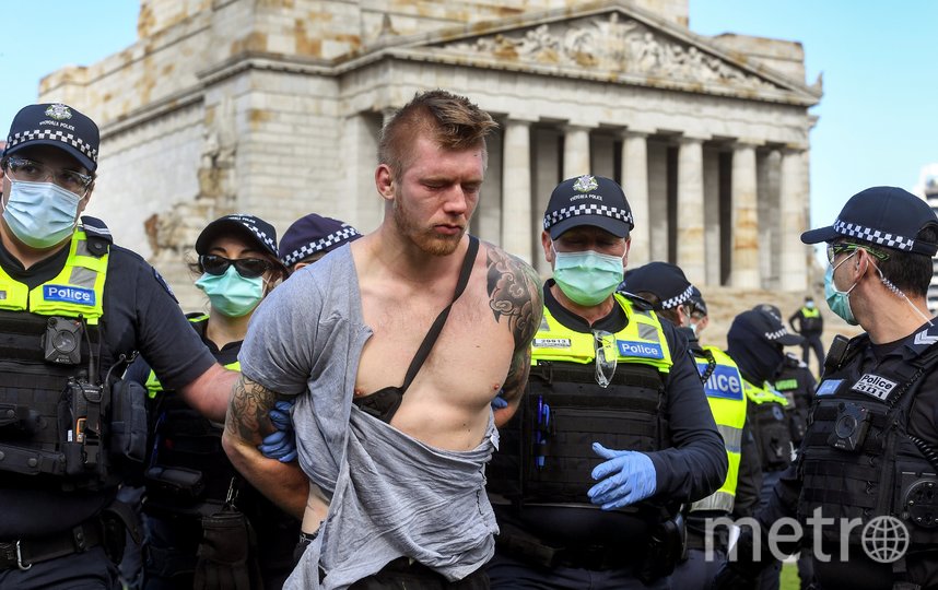 Жители Мельбурна устроили протест против карантинных мер