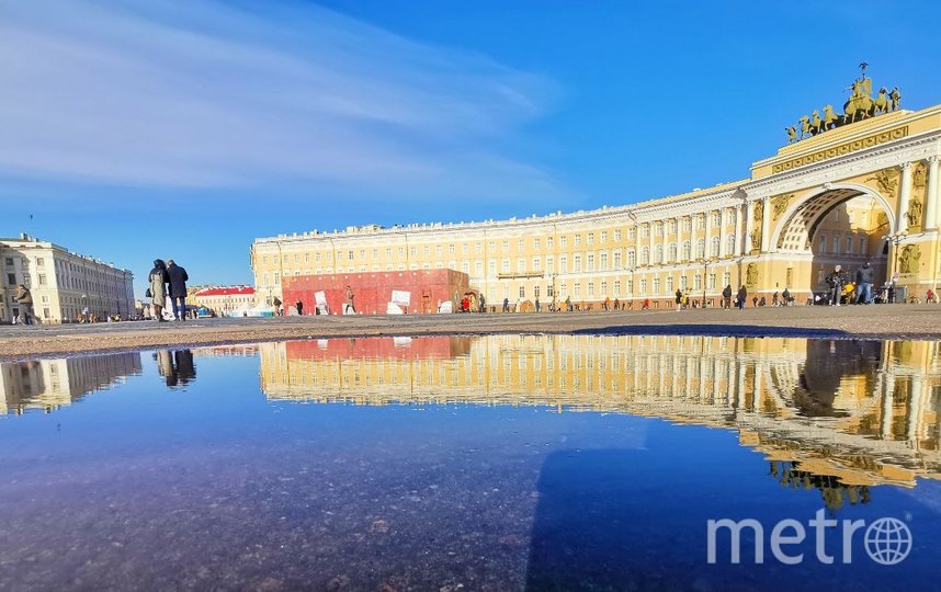 Интерактивный павильон-чемодан позволит полетать над Петербургом при помощи зонтика и примерить парики и костюмы XVIII века